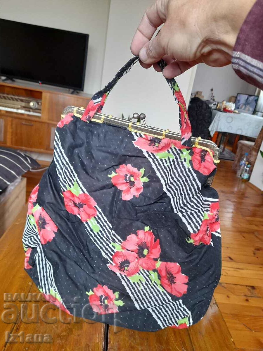 Geantă veche cu preț 20.00 BGN | € 10.23 Geantă veche cu preț 20.00 BGN | € 10.23