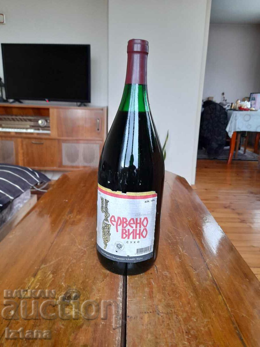 Παλιό μπουκάλι κόκκινο κρασί