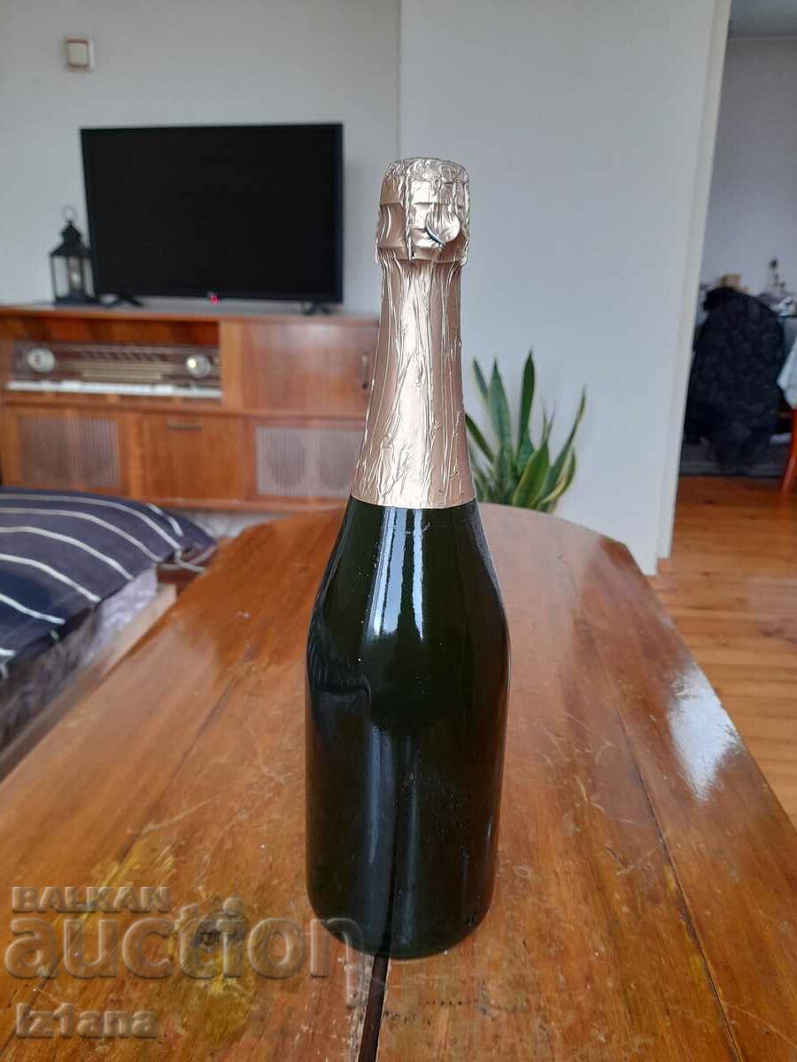 Delivery of Old bottle of Balkan Crown wine Delivery of Old bottle of Balkan Crown wine