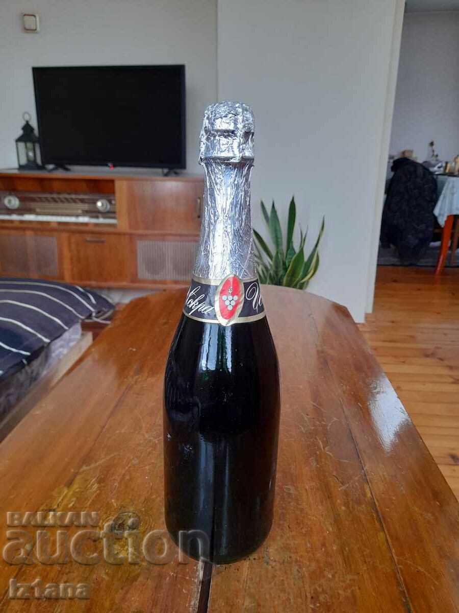 Old bottle of Champagne Iskra - 5 Old bottle of Champagne Iskra - 5