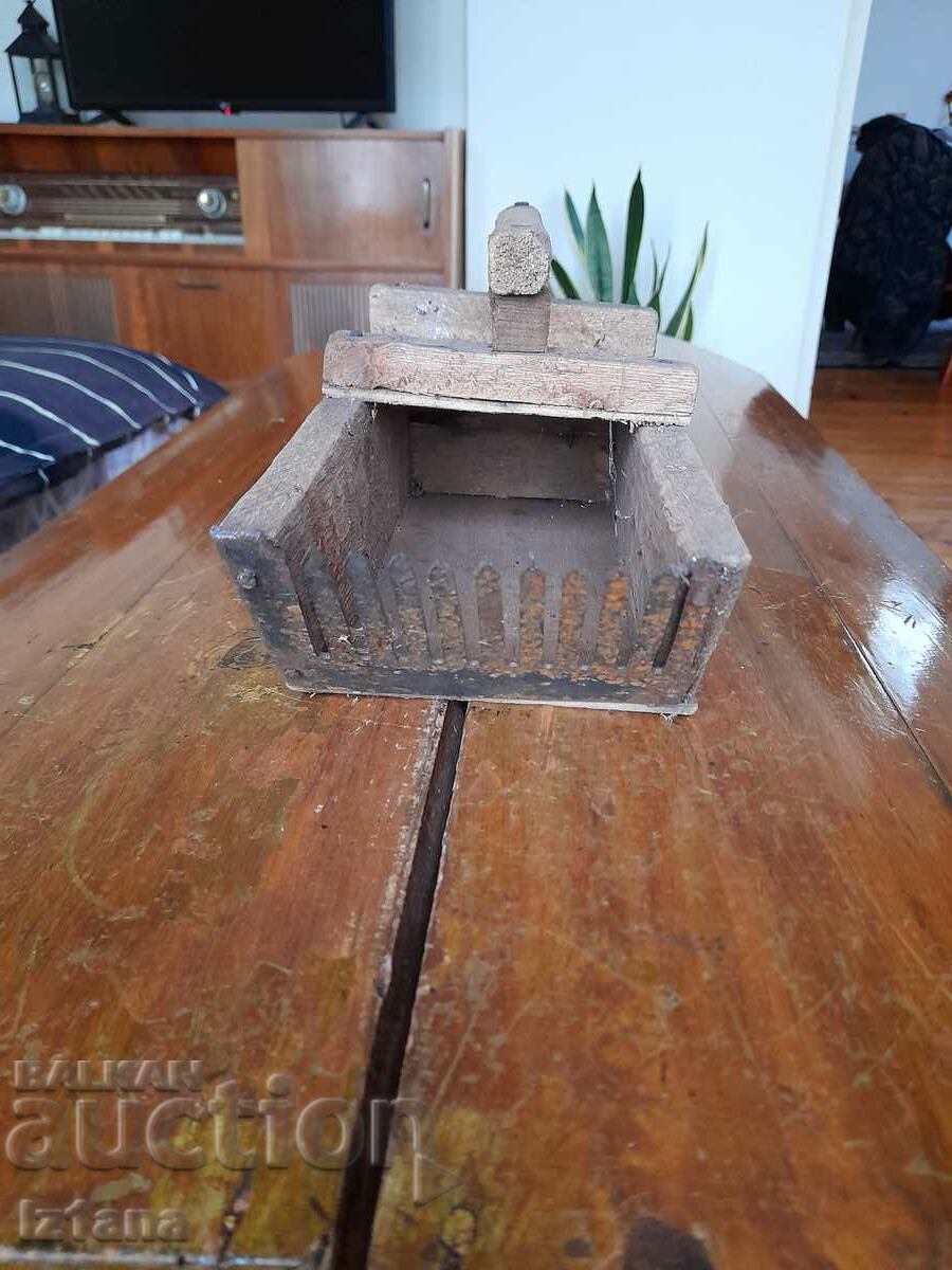 Antique blueberry picker with price 38.00 BGN | € 19.43 Antique blueberry picker with price 38.00 BGN | € 19.43