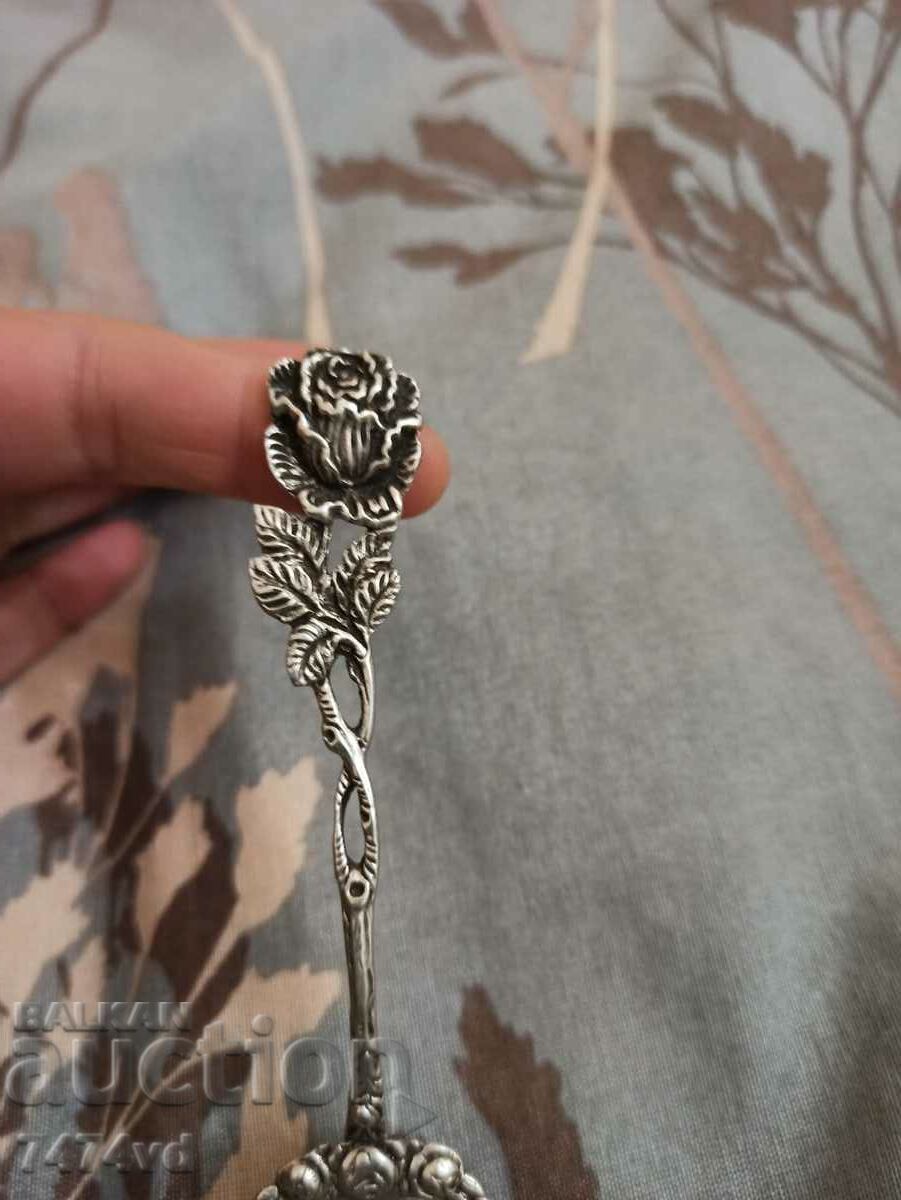 СРЕБЪРНА СТАРА ЛЪЖИЧКА С КРАСИВА ГОЛЯМА РОЗА с цена 250.00 лв. | € 127.82 СРЕБЪРНА СТАРА ЛЪЖИЧКА С КРАСИВА ГОЛЯМА РОЗА с цена 250.00 лв. | € 127.82