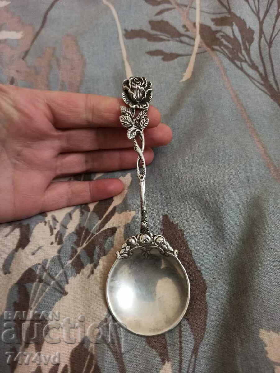 O LINGURĂ VECHE DE ARGINT CU UN FRUMOS MARE