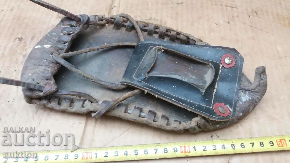 Auction  COOKERY AMULET - DEER WITH MIRROR