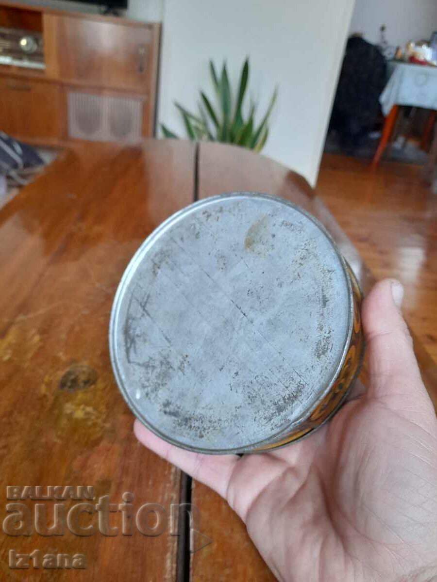 Delivery of An old box of TAHAN HALVA Delivery of An old box of TAHAN HALVA