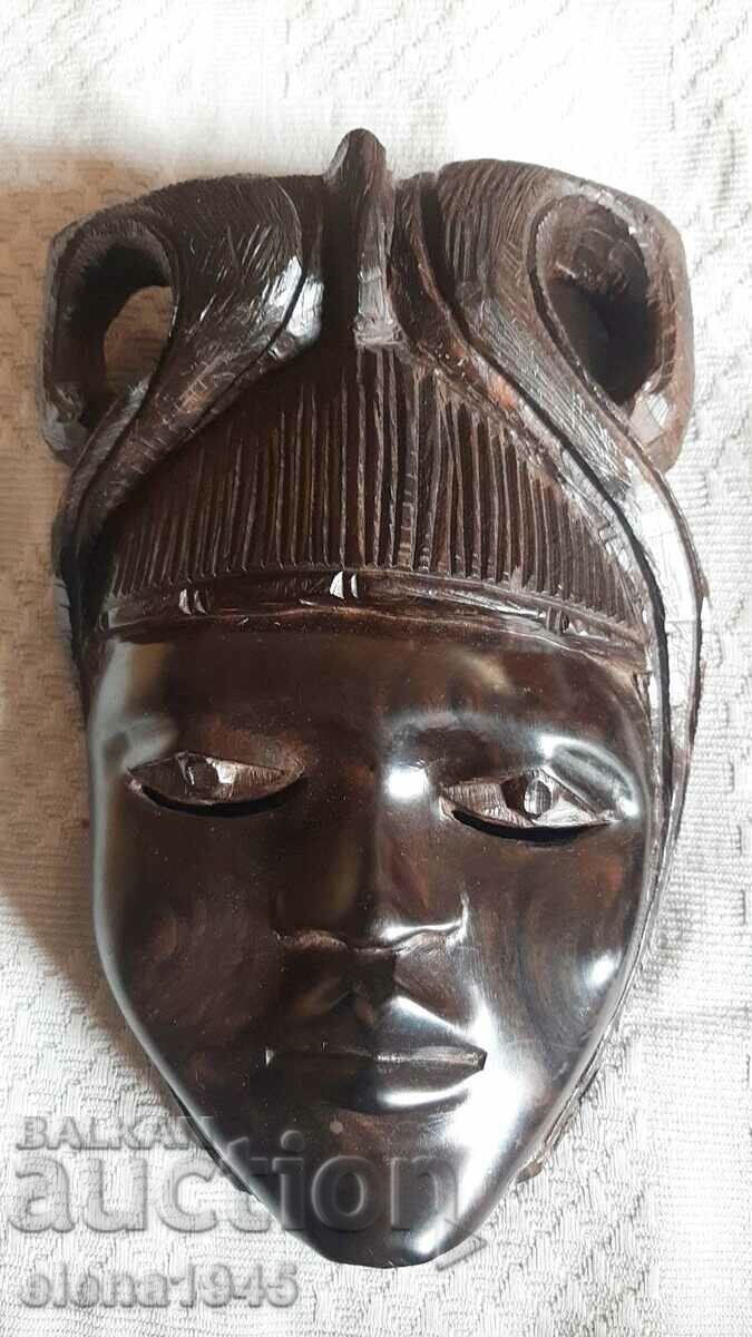 Delivery of African sculptures