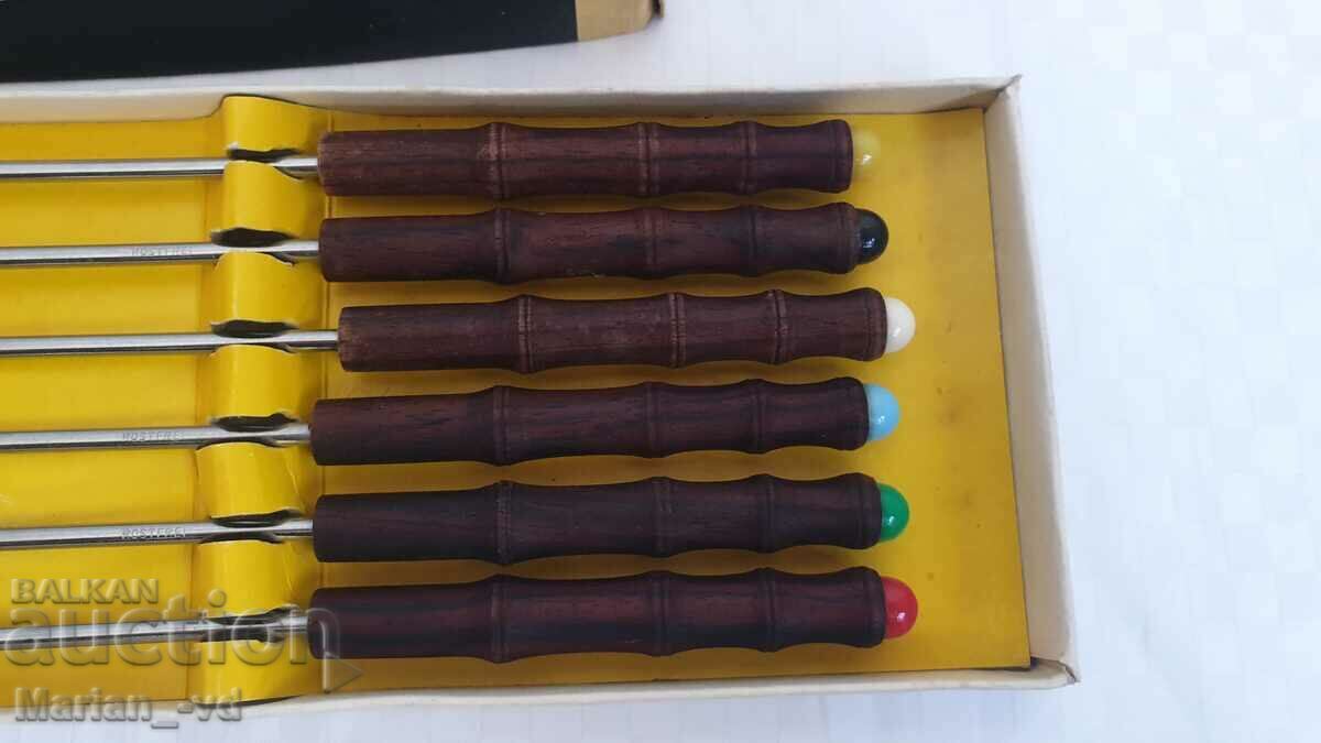 Delivery of Set of fondue forks with wooden handles Delivery of Set of fondue forks with wooden handles