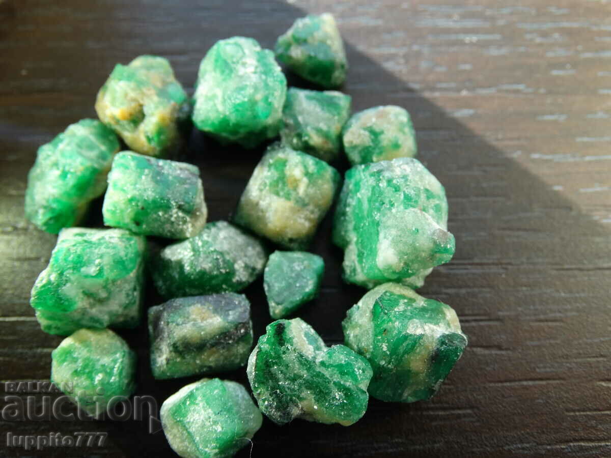 Auction  natural emerald beryl on matrix unique lot 117.05 carats