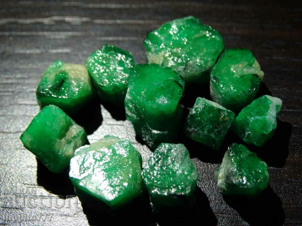 Auction  natural emerald beryl on matrix unique lot 73.10 carats
