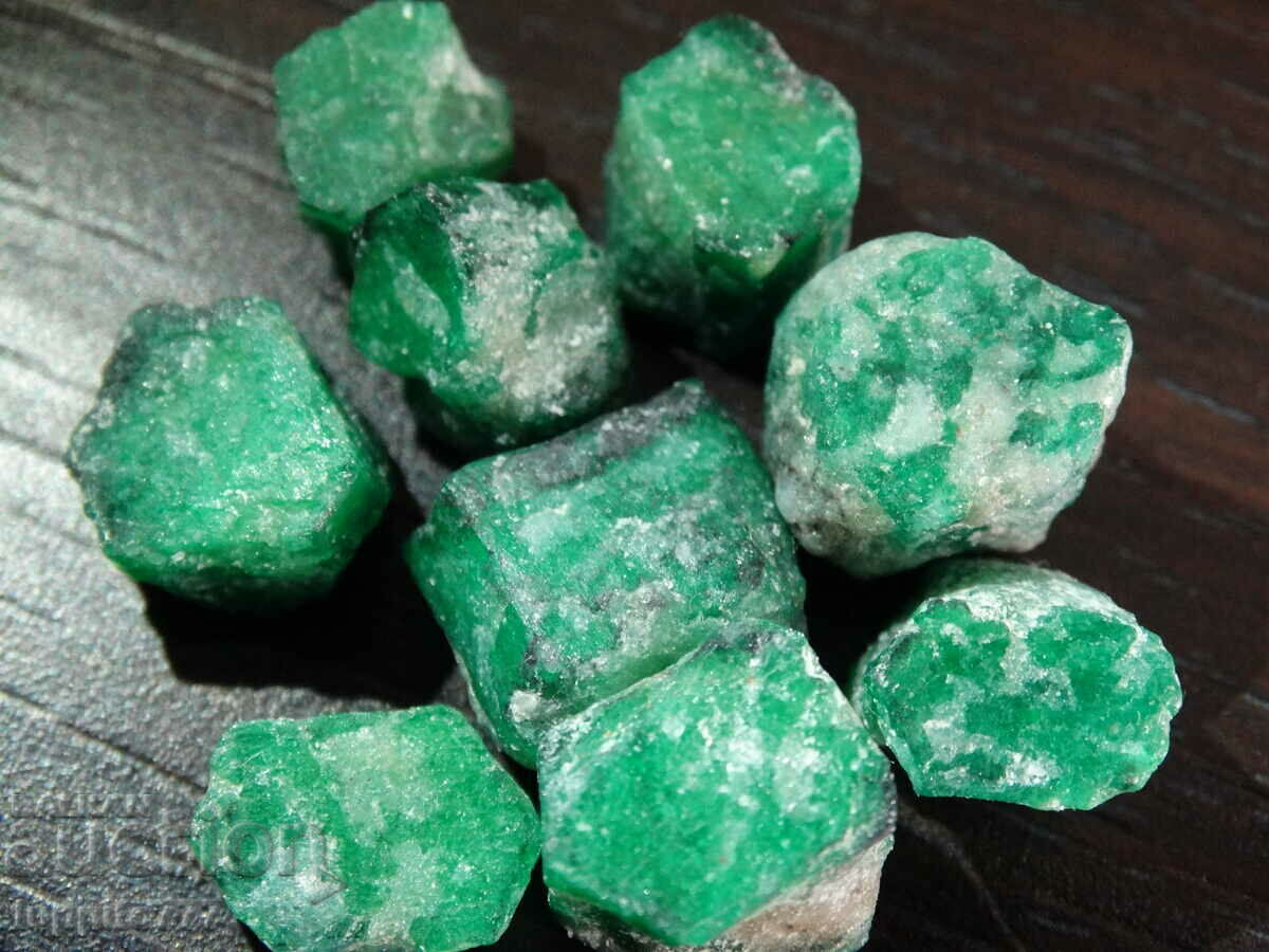 Auction natural emerald beryl on matrix unique lot 79.75 carats Auction natural emerald beryl on matrix unique lot 79.75 carats