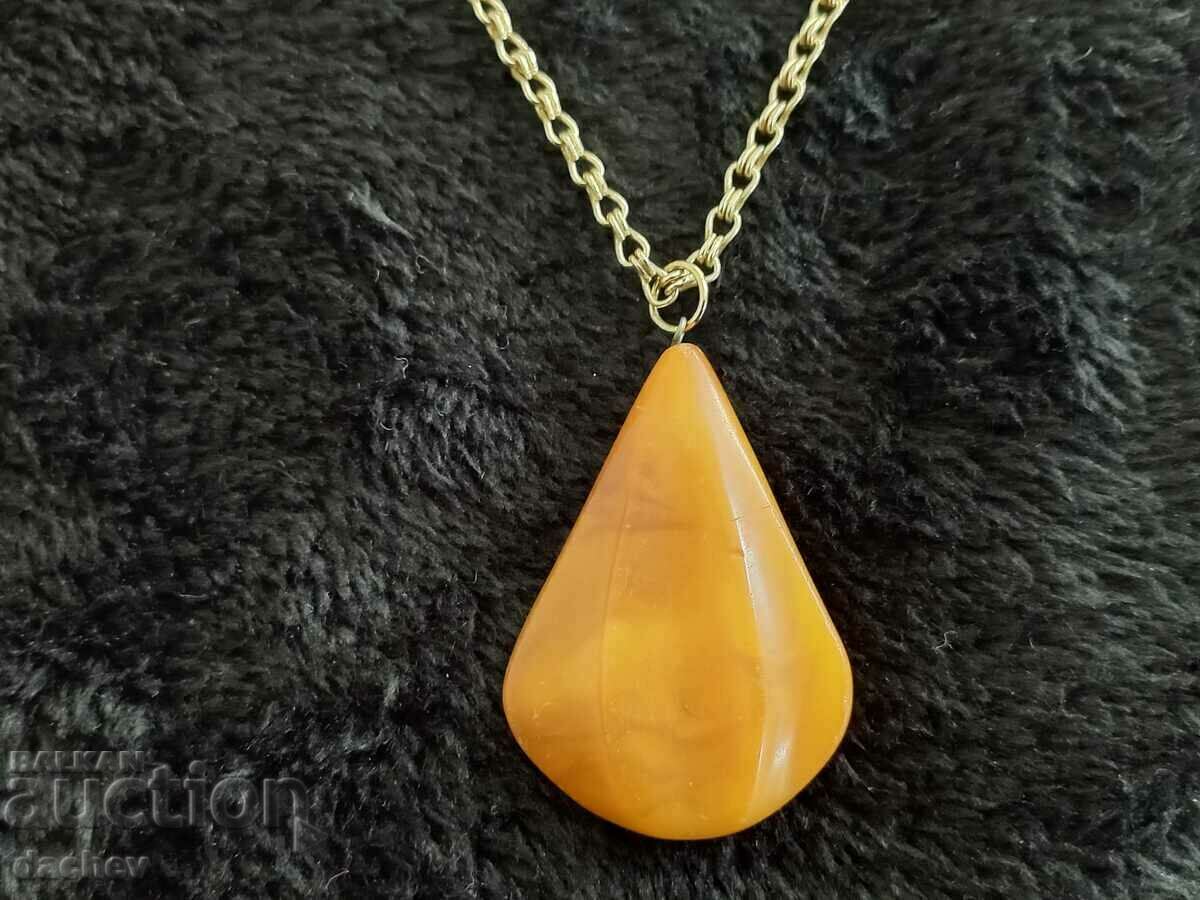 Επιχρυσωμένο κολιέ με κεχριμπάρι μενταγιόν λαϊκό κόσμημα με τιμή 45.00 BGN | € 23.01 Επιχρυσωμένο κολιέ με κεχριμπάρι μενταγιόν λαϊκό κόσμημα με τιμή 45.00 BGN | € 23.01