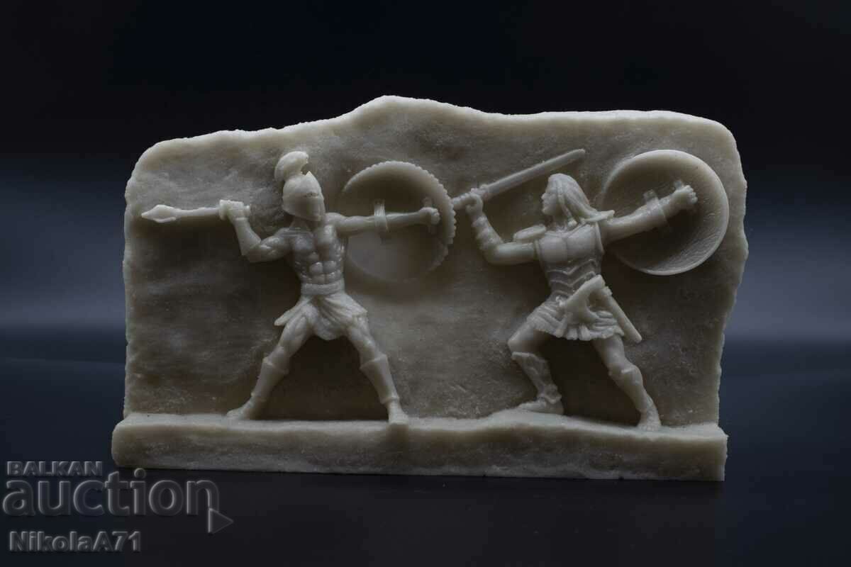 O statuetă rafinată de marmură a doi gladiatori în luptă