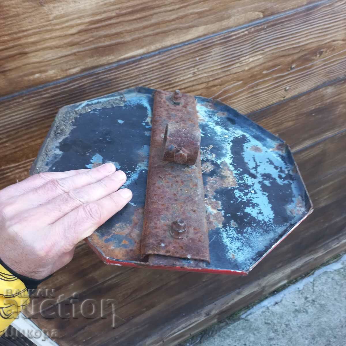 SEMNUL DE STOP SMALȚ VECHI cu preț 100.00 BGN | € 51.13