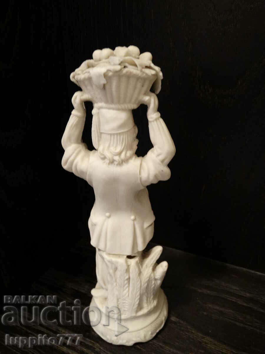 Delivery of Sculpture statuette of a female figure Delivery of Sculpture statuette of a female figure