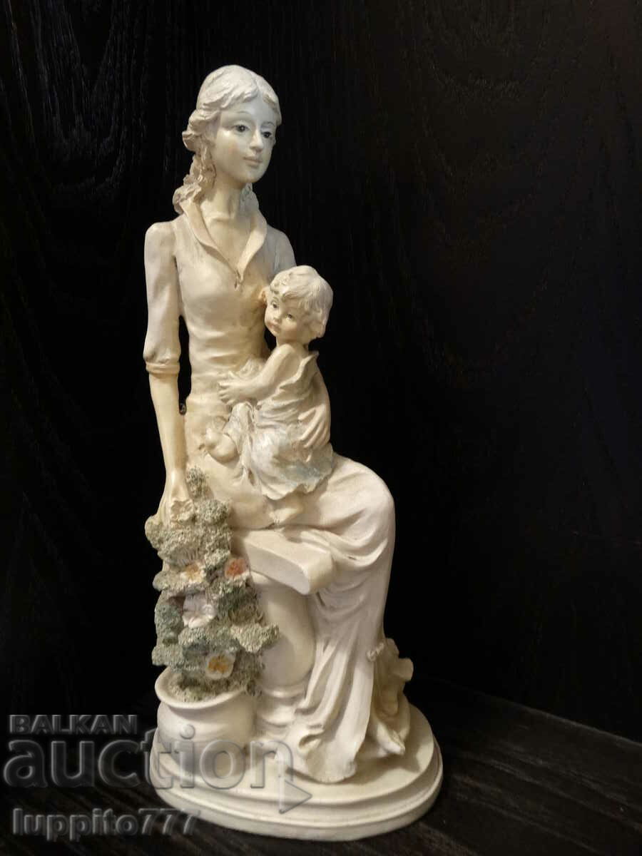 Statueta de sculptură a unei figuri feminine cu un copil