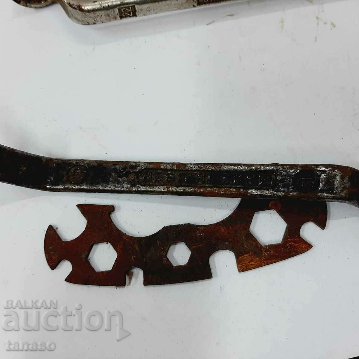 Old pipe wrenches and universal velo wrench (7.6) with price 19.00 BGN | € 9.71