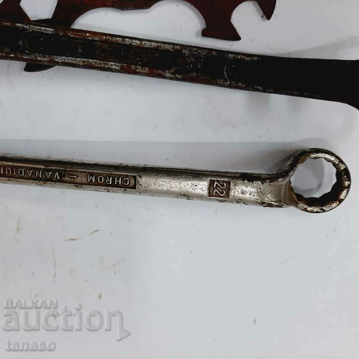 Auction  Old pipe wrenches and universal velo wrench (7.6)
