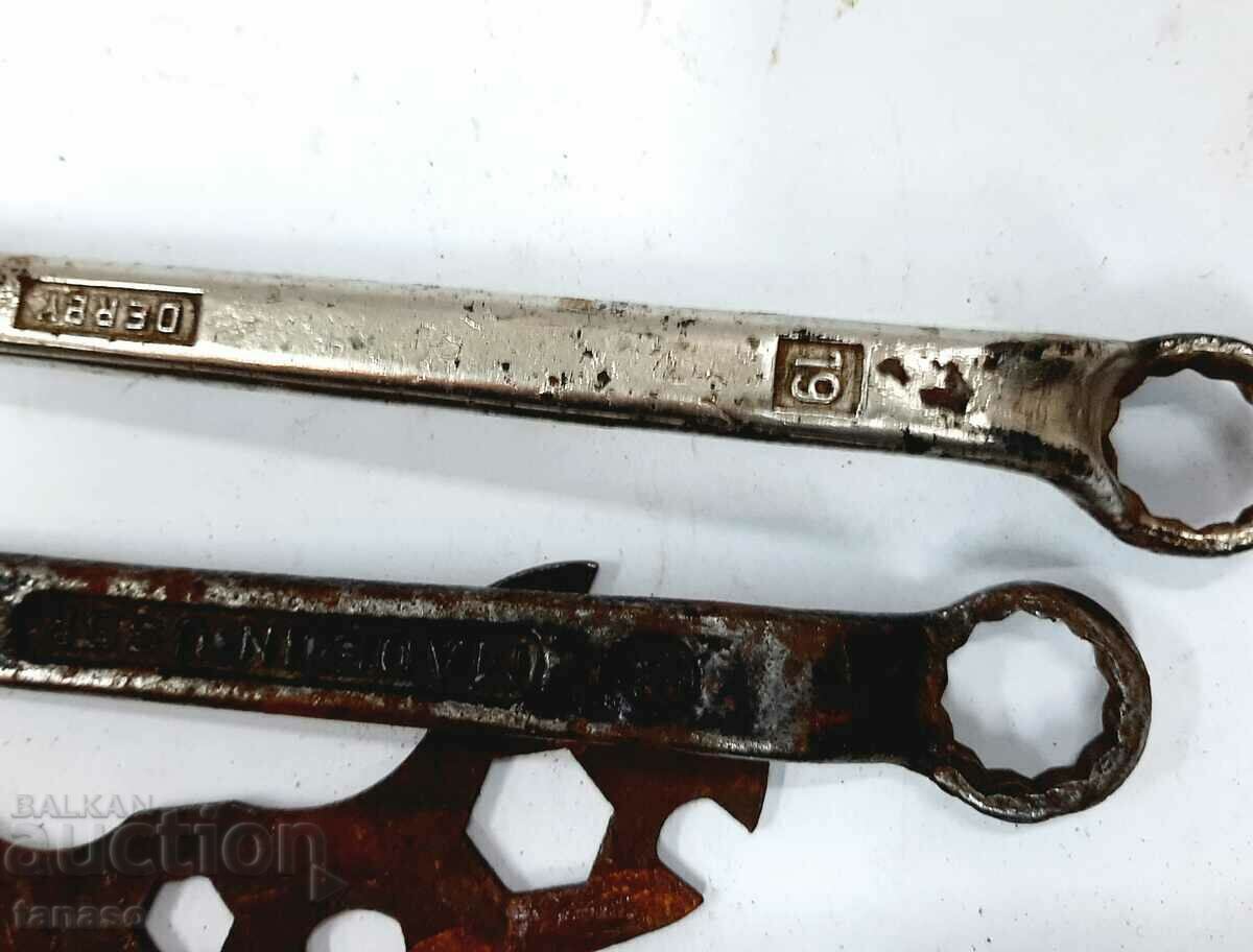 Delivery of Old pipe wrenches and universal velo wrench (7.6)