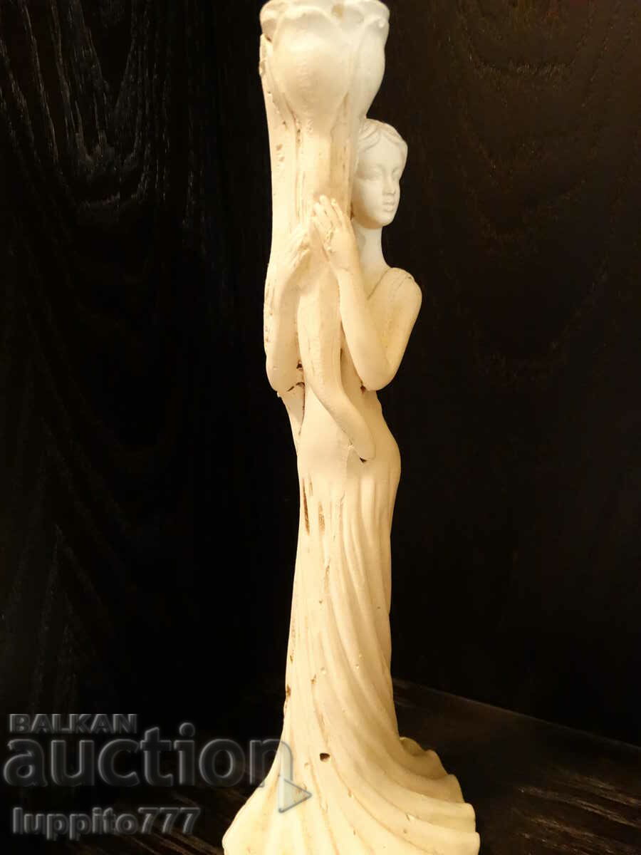 Delivery of Sculpture statuette stylized female figure Delivery of Sculpture statuette stylized female figure