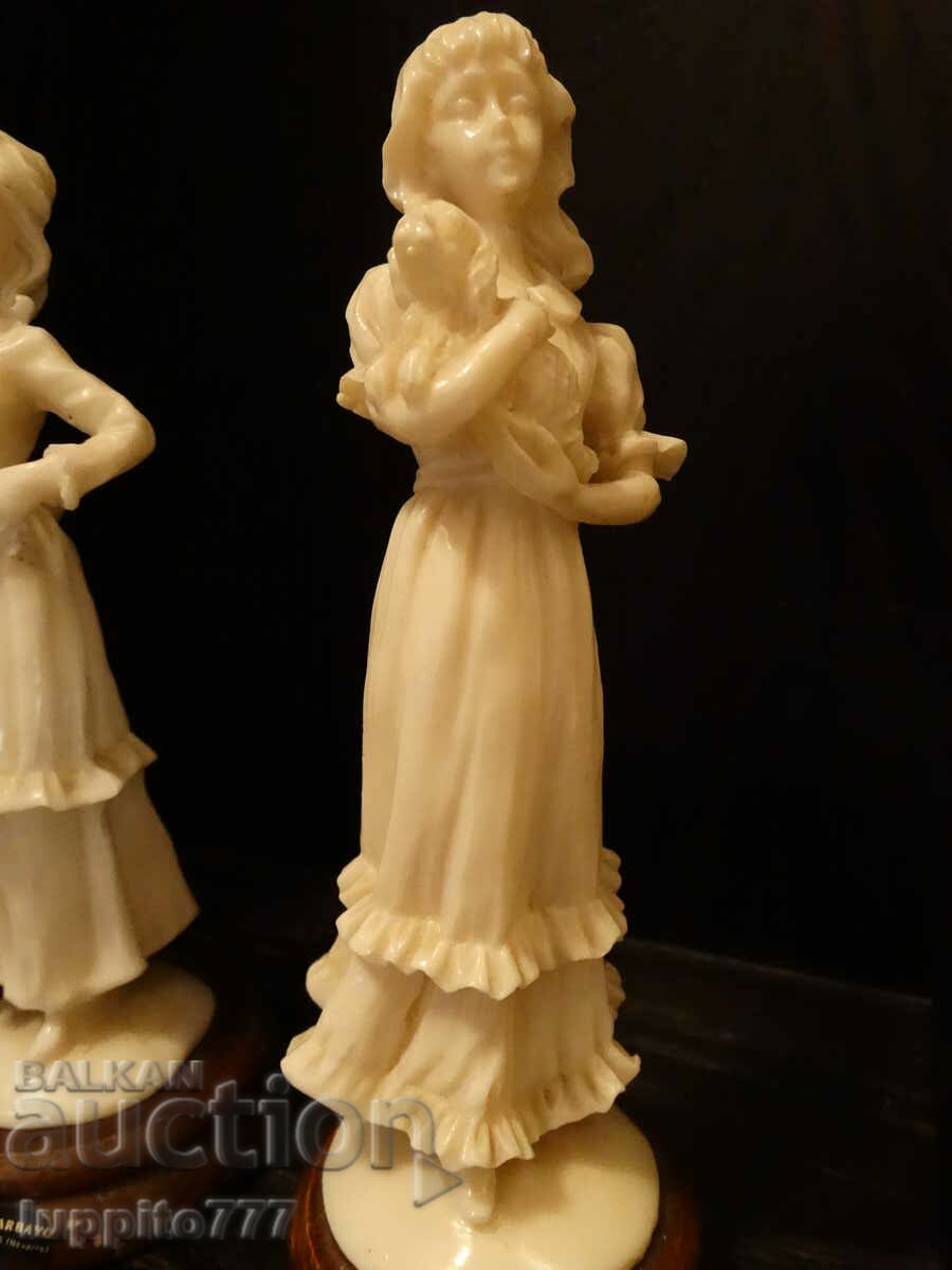 Delivery of Sculpture figurine of a female figure 2 pieces Delivery of Sculpture figurine of a female figure 2 pieces