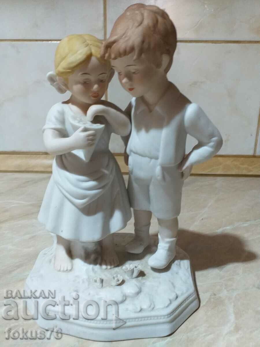 Minunată figurină frumoasă băiat și fată
