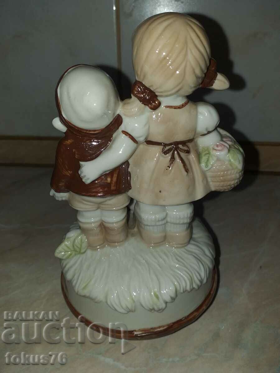 Auction  Great beautiful figurine boy and girl - playing