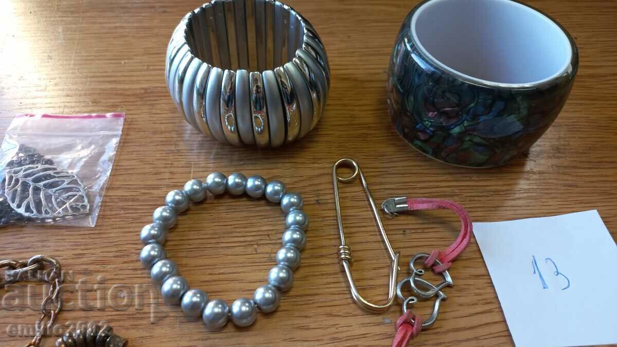 Auction  Jewelery and ornaments lot 13