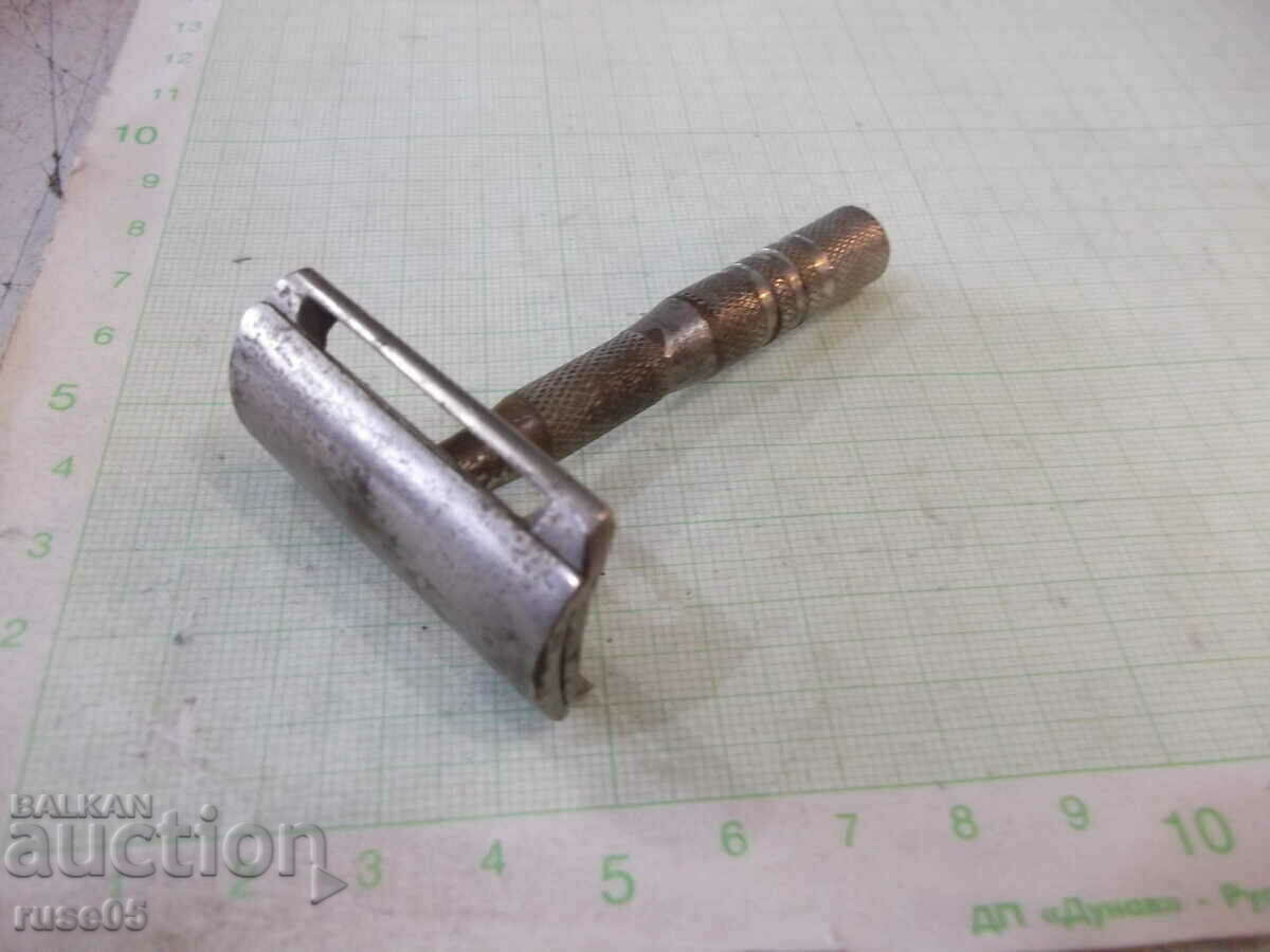 Παλιό ξυράφι με τιμή 15.00 BGN | € 7.67 Παλιό ξυράφι με τιμή 15.00 BGN | € 7.67