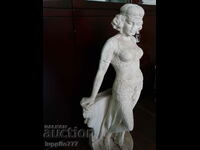 Скулптура стилизирана женска фигура ръчна изработка бетон