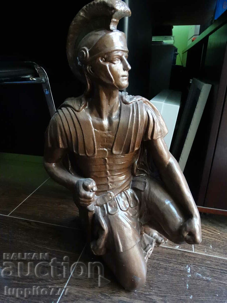 Figurina de sculptura lucrata manual din beton legionar roman