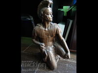 Figurina de sculptura lucrata manual din beton legionar roman