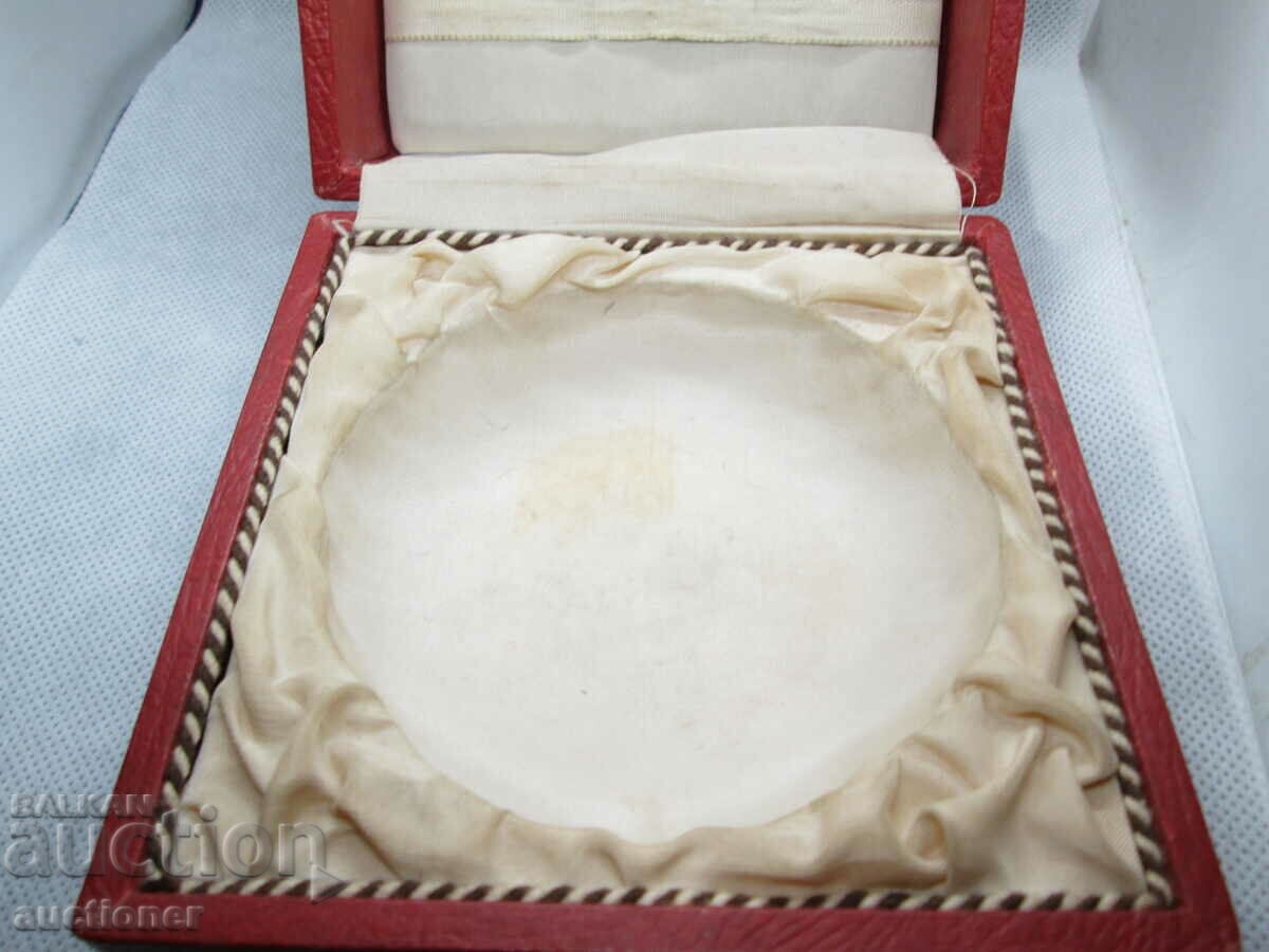 OLD EMPTY BOX FROM MEISSEN with price 80.00 BGN | € 40.90 OLD EMPTY BOX FROM MEISSEN with price 80.00 BGN | € 40.90