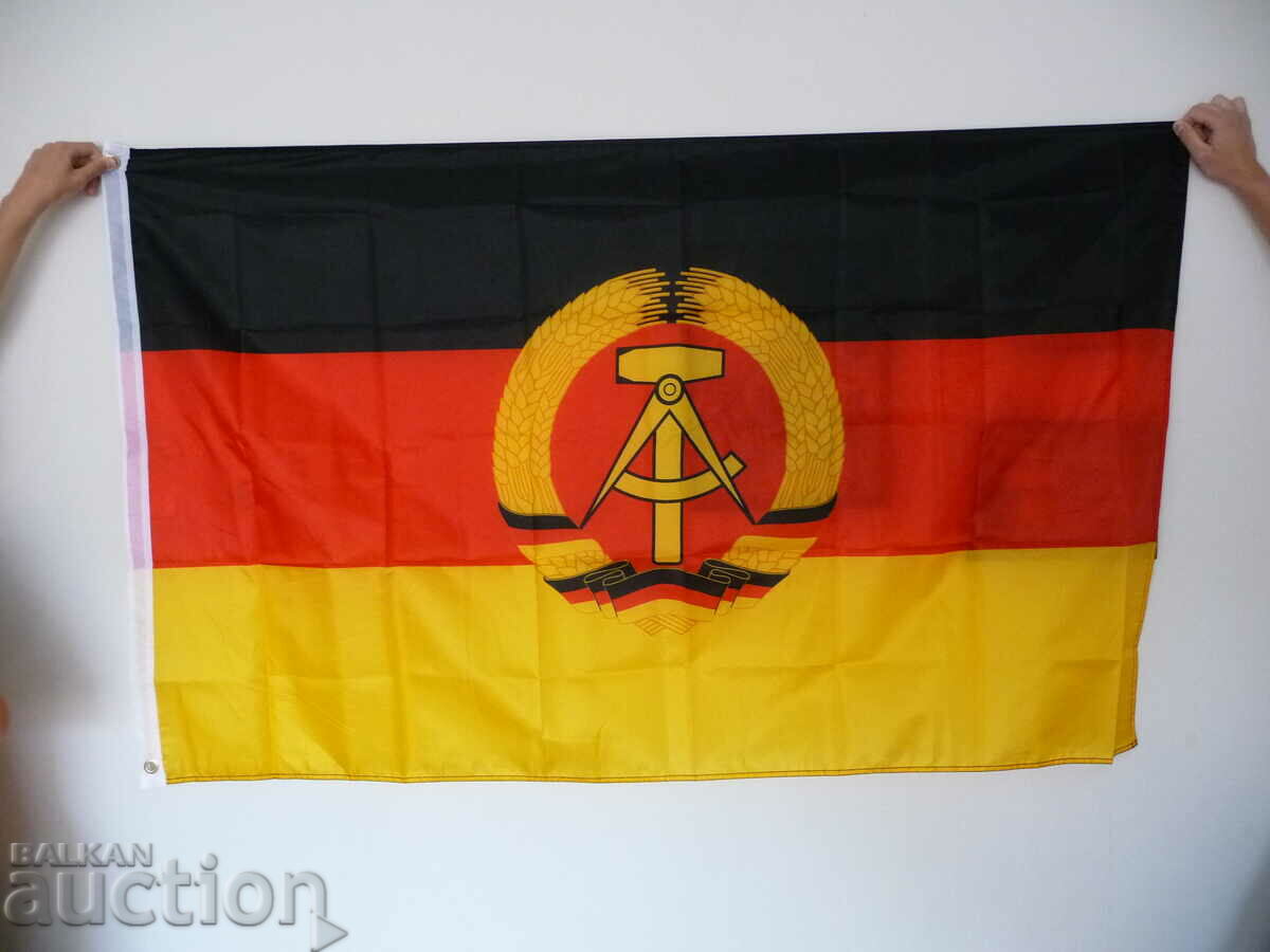Νέα σημαία της Ανατολικής Γερμανίας Τείχος του Βερολίνου GDR Trabant