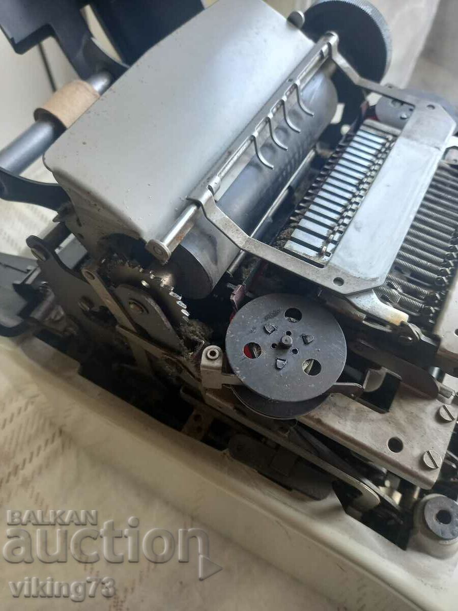 Сметачна машина Olivertti Divisumma 24 - 6 Сметачна машина Olivertti Divisumma 24 - 6