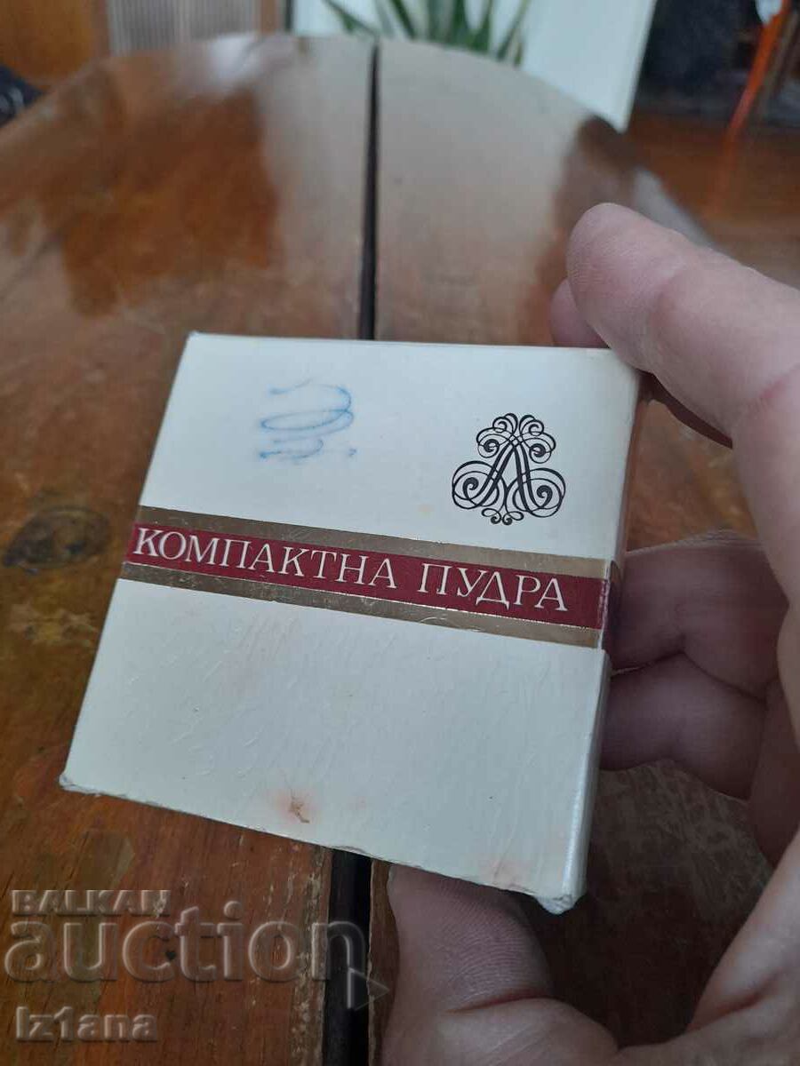 Pudră compactă veche cu preț 30.00 BGN | € 15.34