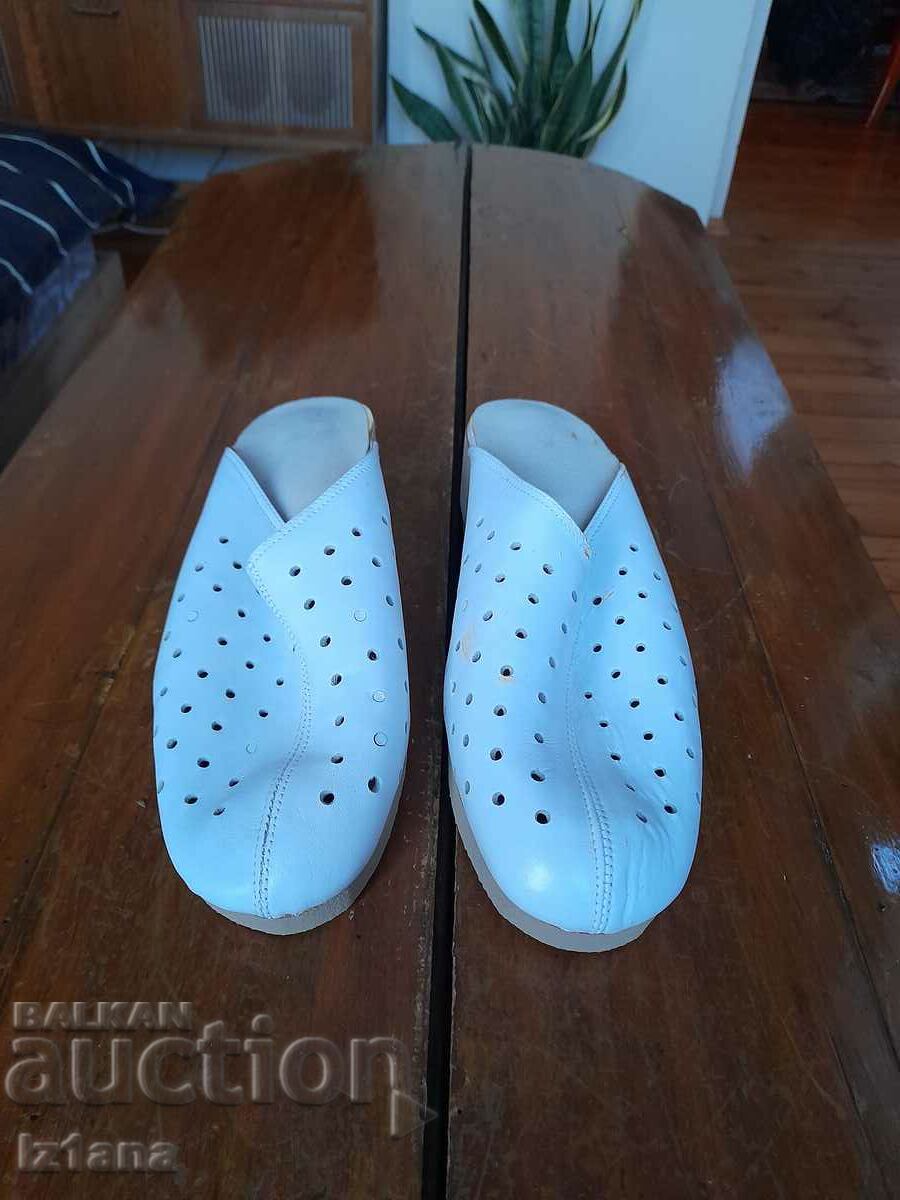 Papuci medicali vechi, saboți, pantofi cu preț 45.00 BGN | € 23.01