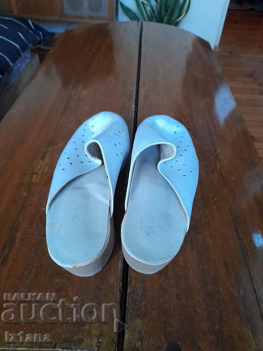 Licitație Papuci medicali vechi, saboți, pantofi