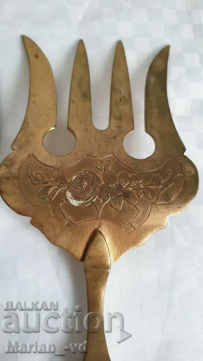 Cake serving utensils with silver handles with price 150.00 BGN | € 76.69 Cake serving utensils with silver handles with price 150.00 BGN | € 76.69