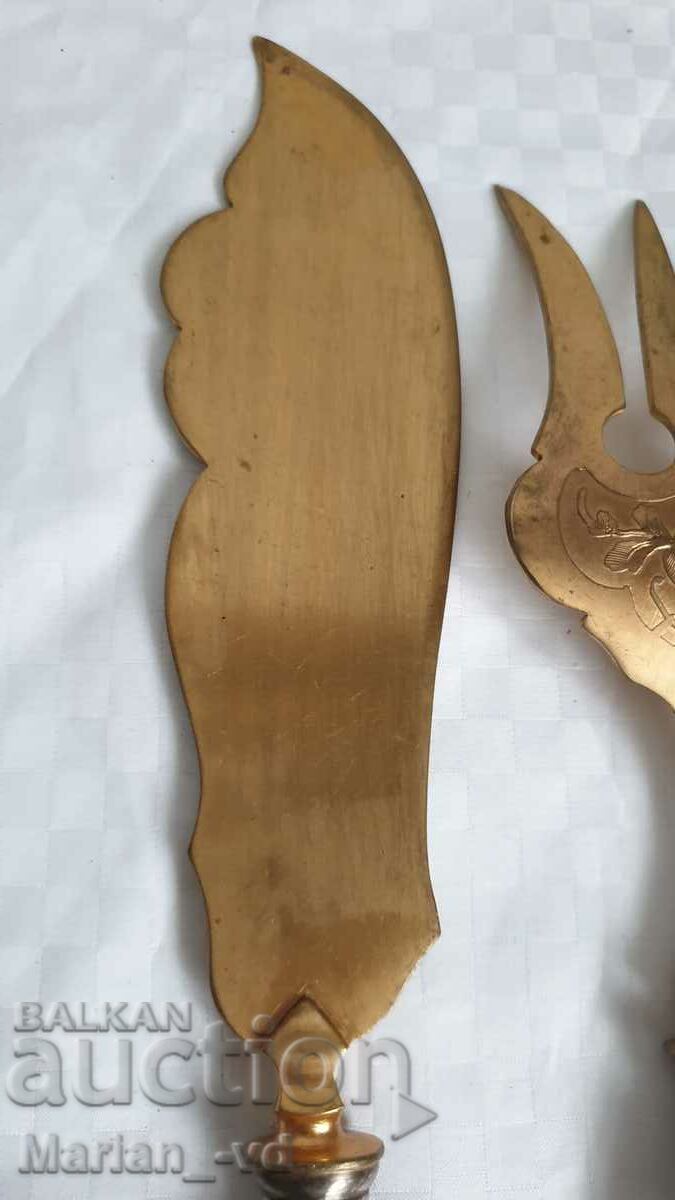 Auction Cake serving utensils with silver handles Auction Cake serving utensils with silver handles