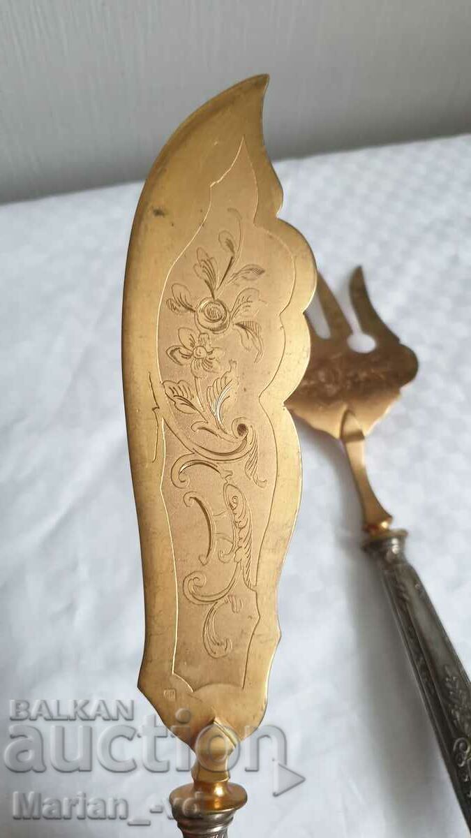 Delivery of Cake serving utensils with silver handles Delivery of Cake serving utensils with silver handles