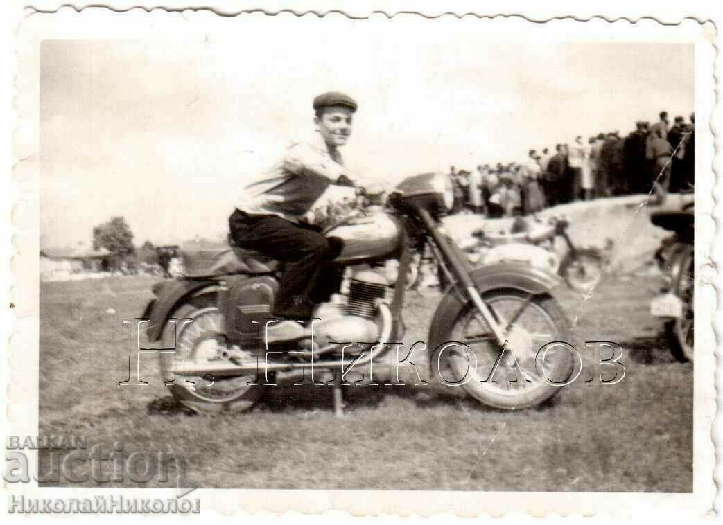 1940 LITTLE OLD PHOTO MOTORCYCLE GATHERING G558 1940 LITTLE OLD PHOTO MOTORCYCLE GATHERING G558