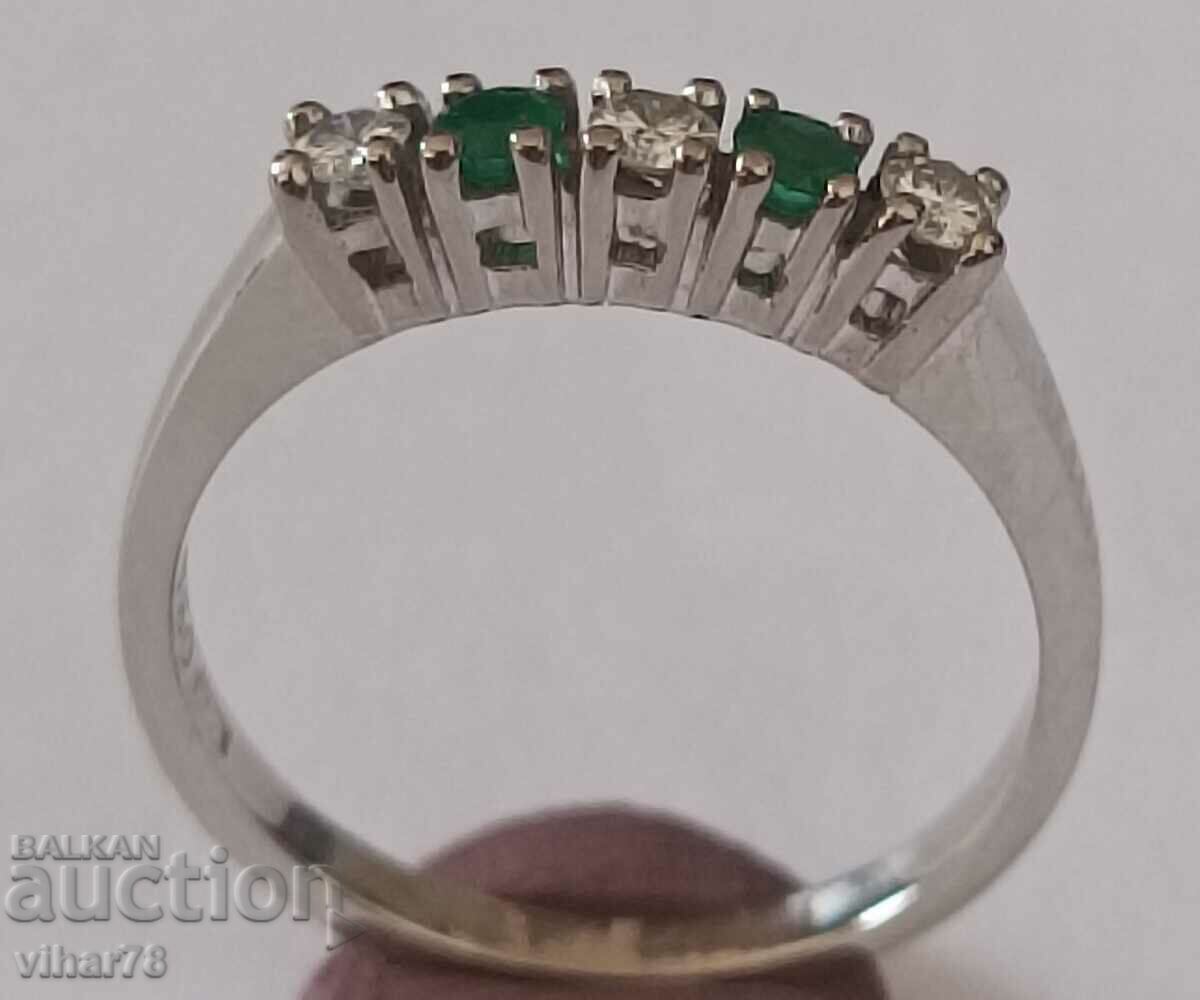 Inel din aur alb de 18k cu diamante si smaralde cu preț € 945.99 | 1850.20 BGN Inel din aur alb de 18k cu diamante si smaralde cu preț € 945.99 | 1850.20 BGN