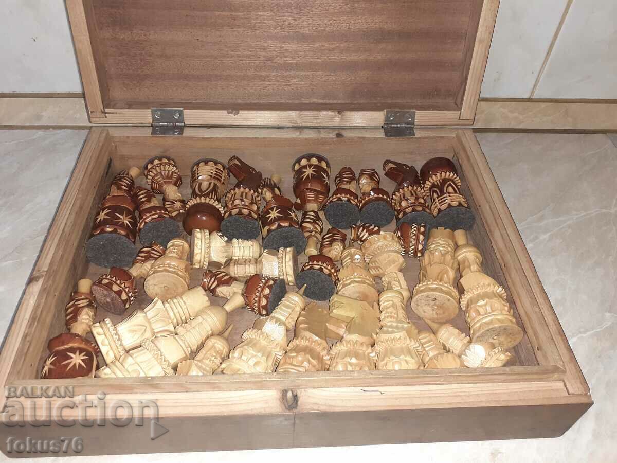 Rusă veche - piese de șah sovietice sculptate în lemn cu cutie cu preț 290.00 BGN | € 148.27 Rusă veche - piese de șah sovietice sculptate în lemn cu cutie cu preț 290.00 BGN | € 148.27