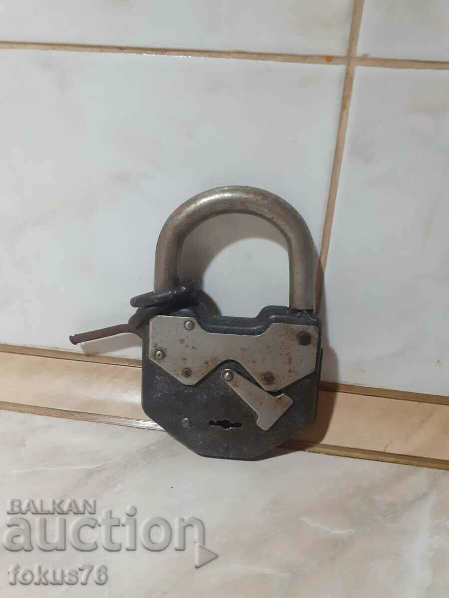 Huge old padlock suitcase padlock - no key with price 100.00 BGN | € 51.13 Huge old padlock suitcase padlock - no key with price 100.00 BGN | € 51.13