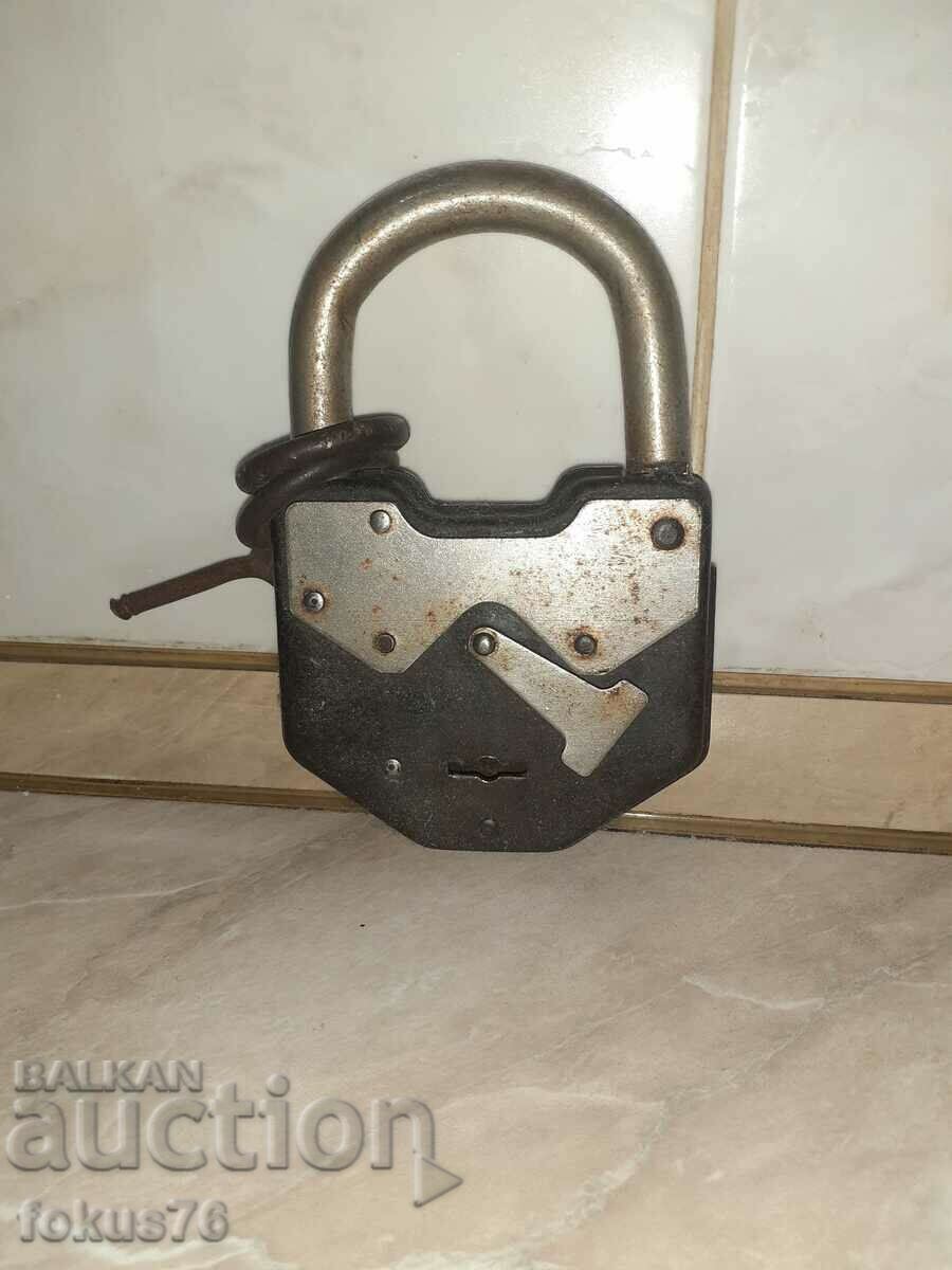 Auction Huge old padlock suitcase padlock - no key Auction Huge old padlock suitcase padlock - no key