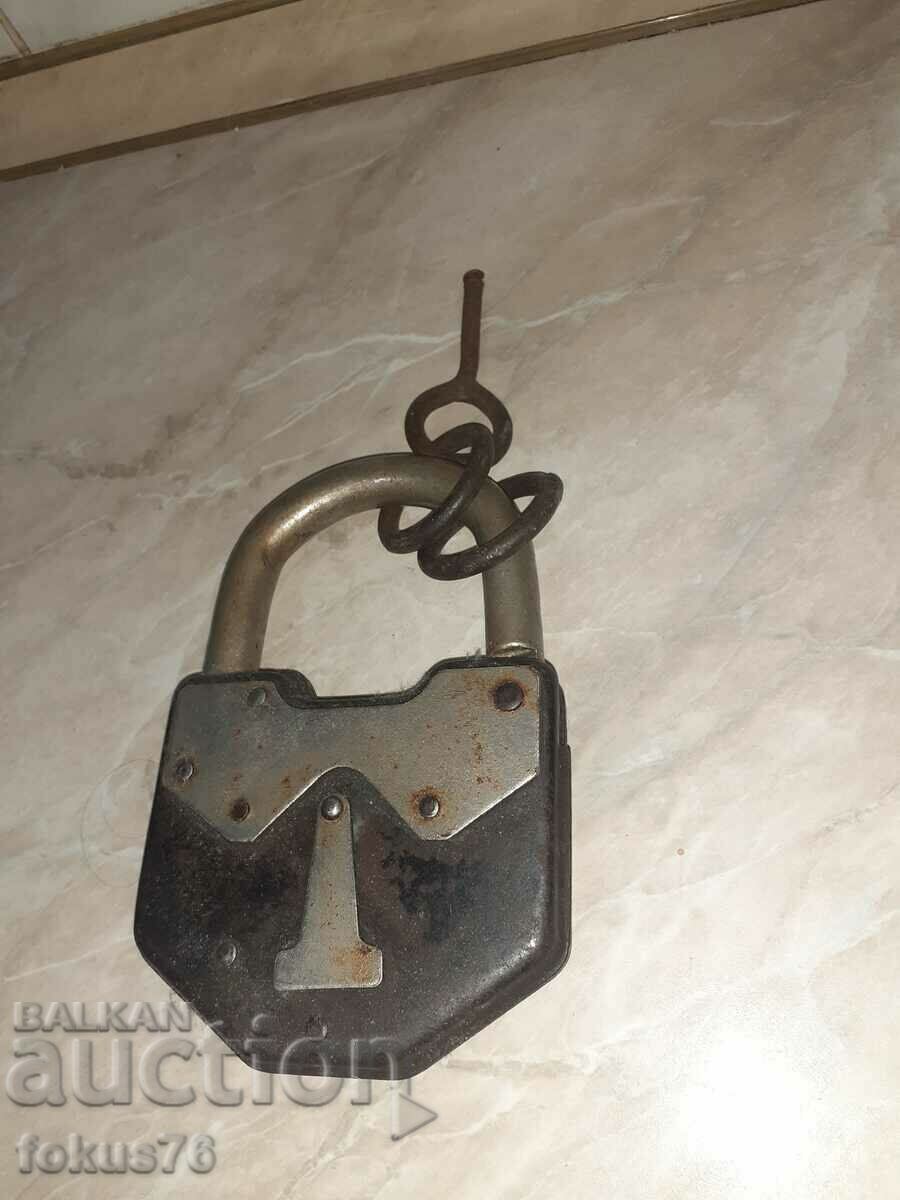 Huge old padlock suitcase padlock - no key - 5 Huge old padlock suitcase padlock - no key - 5
