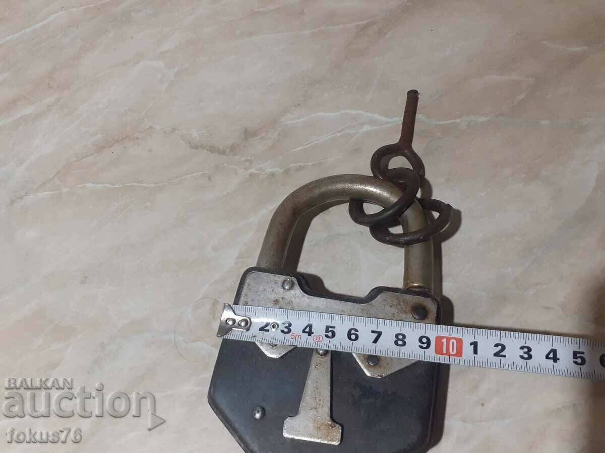 Huge old padlock suitcase padlock - no key - 7 Huge old padlock suitcase padlock - no key - 7