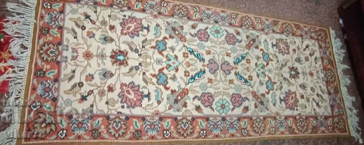 Covor vechi cu preț 359.99 BGN | € 184.06 Covor vechi cu preț 359.99 BGN | € 184.06