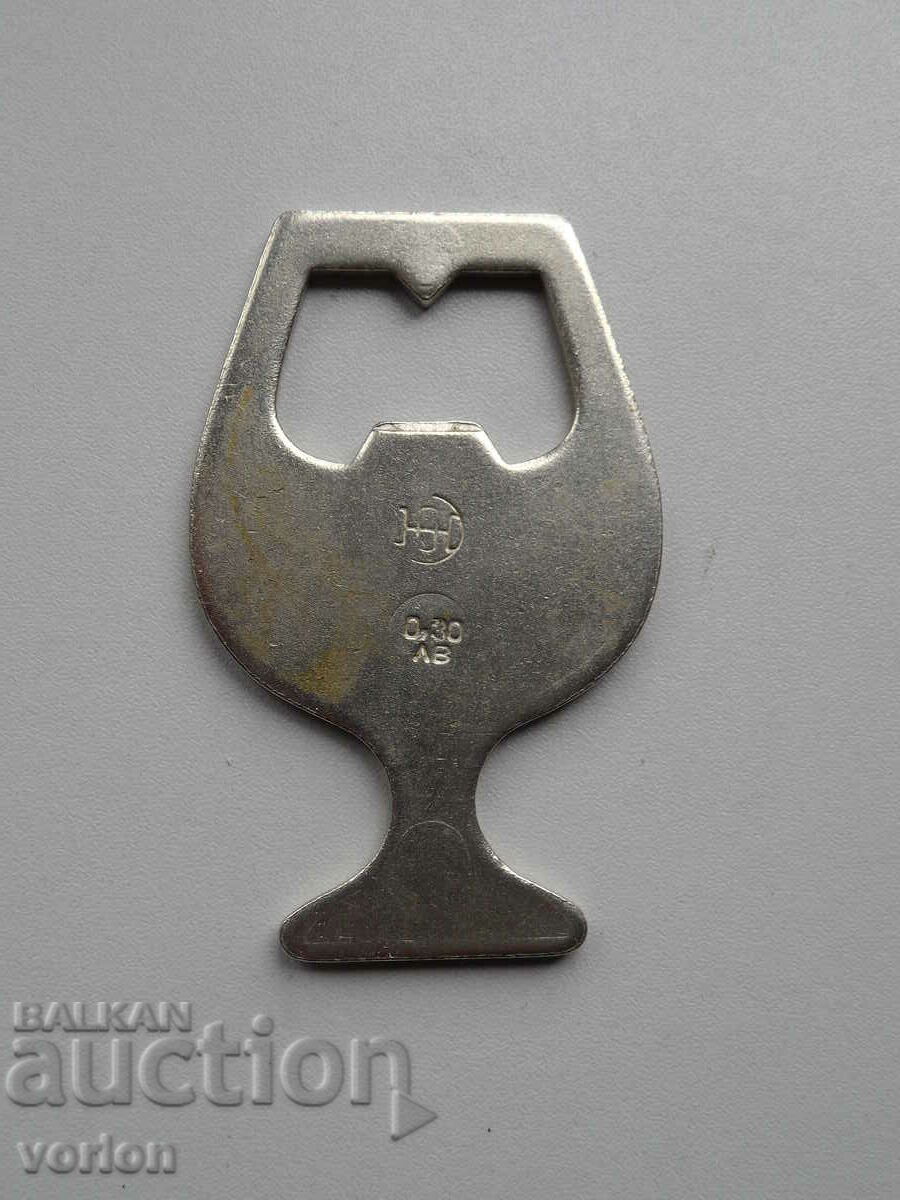 Стара метална отварачка във формата на чаша.