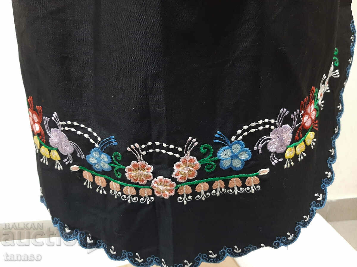 Παλιά κεντημένη μαύρη ποδιά (16.3) με τιμή 30.00 BGN | € 15.34 Παλιά κεντημένη μαύρη ποδιά (16.3) με τιμή 30.00 BGN | € 15.34